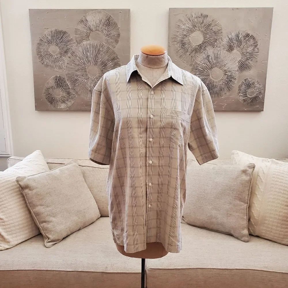 Quiksilver Plaid Design Short Sleeve  Button-Up Shirt sz Med